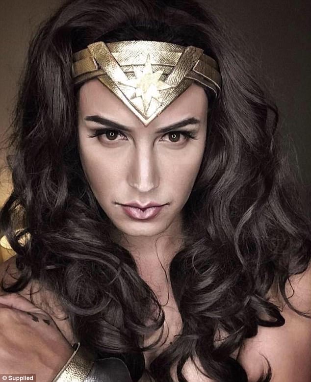 Mới đây nhất, màn hóa thân thành Wonder Woman của Paola khiến dân mạng 