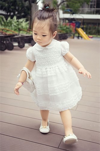 Hay trong những bức ảnh thường ngày, Bé Sol cũng được mẹ Đoan Trang chọn cho những mẫu túi sành điệu để kết hợp với váy áo