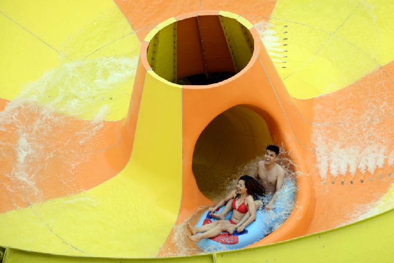 Điểm nhấn tại công viên nước Typhoon Water Park là các trò chơi mạo hiểm dành cho người ưa thích cảm giác mạnh. Du khách có thể khám phá giới hạn bản thân qua cảm giác rơi tự do từ độ cao hơn 20 m trên những đường trượt xoắn ốc siêu tốc hay quăng mình xoay tròn 360 độ trong trò chơi “Cơn bão nhiệt đới”.