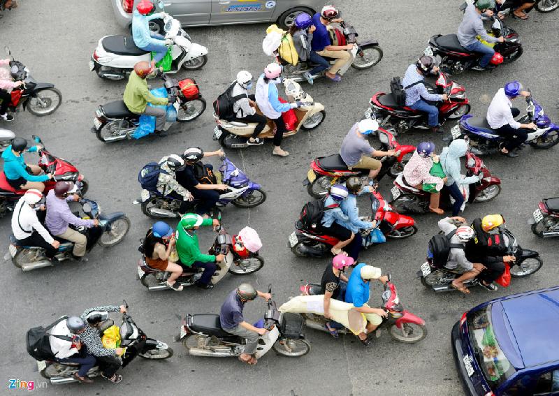 Trên các con đường dẫn vào nội đô dòng người rồng rắn lỉnh kỉnh ba lô, đồ đạc được gói ghém từ quê mang lên. Một số người dân tại tỉnh lân cận Hà Nội như Hà Nam, Ninh Bình, Nam Định, Thái Bình... đi xe máy do không có vé đi ôtô.