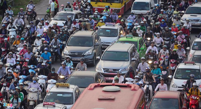 Các xe di chuyển chậm, phải mất từ 20 đến 30 phút mới thoát khỏi được đoạn đường trước cổng bến. Khu vực này đông vì các tuyến xe Thanh Hóa, Nghệ An, Hà Tĩnh, Nam Định.. chuyển gần hết về bến xe Nước Ngầm.
