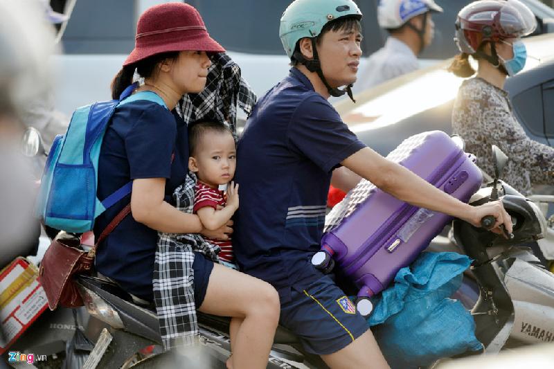Việc di chuyển bằng xe máy rất khó khăn, đặc biệt với trẻ nhỏ. Một số người đi xe khách lên, sau đó nhờ người thân chở vào nội đô cũng bị mắc kẹt giữa dòng người đông đúc.