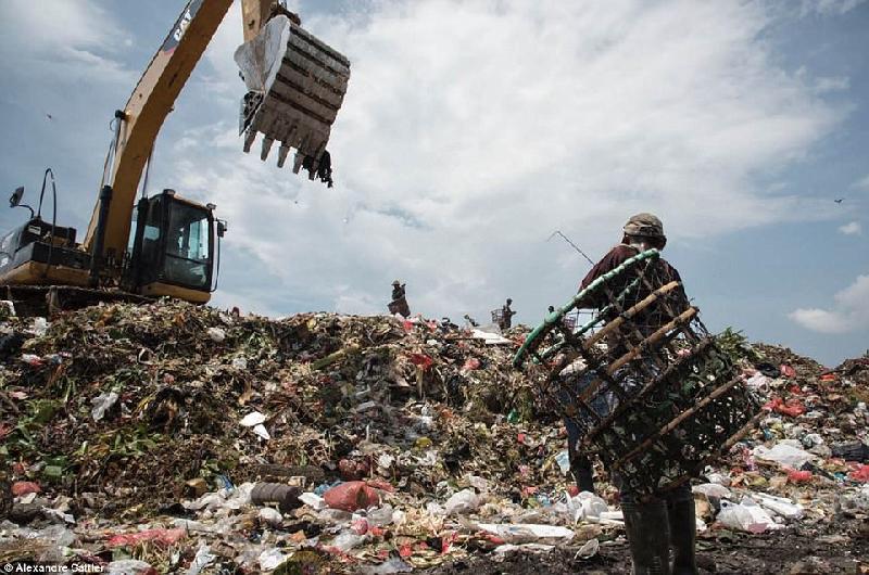 Điều kiện sống của 3.000 gia đình tại bãi rác Bantar Gebang “rất khủng khiếp”. Xung quanh đầy mùi, vi khuẩn, an ninh kém, không có điều kiện chăm sóc y tế và nước sạch.