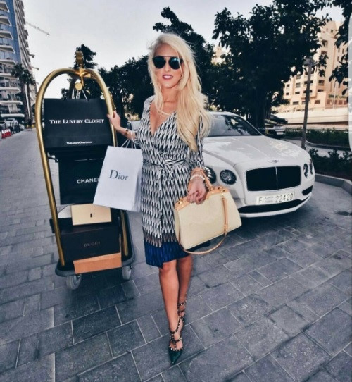 Cô gái này đi shopping bằng Bentley và mua toàn đồ hiệu như Dior, Chanel...