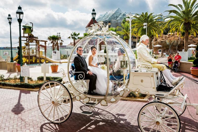 Christina (21 tuổi) trên đường tới lễ cưới trong chiếc xe ngựa pha lê Cinderella ở công viên Walt Disney World, Orlando, Florida, Mỹ.
