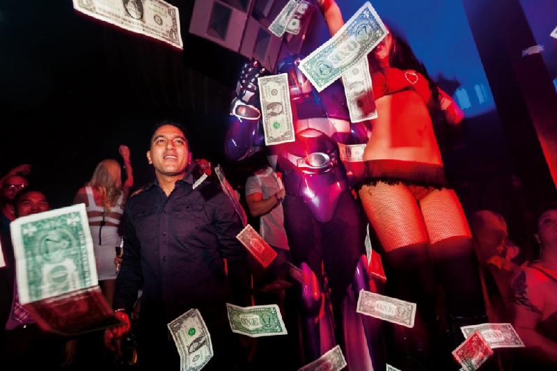 Một khách VIP tung hàng trăm tờ đôla vào tối thứ bảy sôi động ở Marquee - một trong những hộp đêm đông khách nhất Las Vegas, Mỹ.