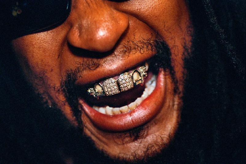 Lil Jon (33 tuổi) xuất hiện ở giải Soul Train 2004 (Los Angeles, Mỹ) với bọc răng bằng vàng trắng và kim cương trị giá 50.000 USD.