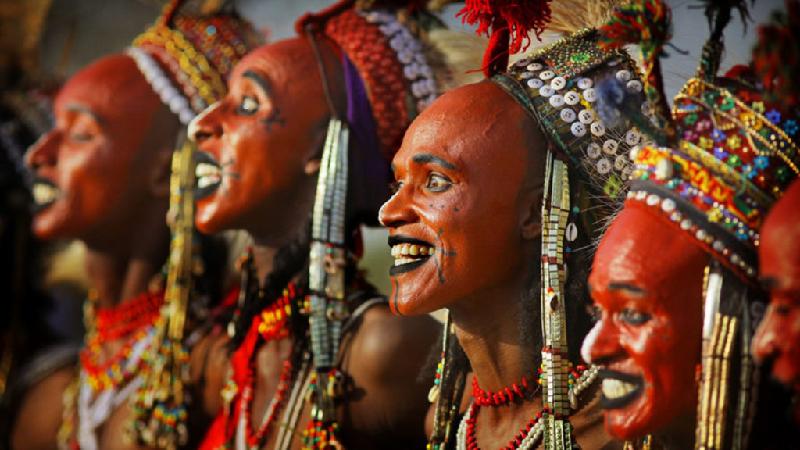 Bộ tộc Wodaabe hay còn được gọi là Bororo, là một nhóm du mục nhỏ sống trên thảo nguyên Sahel ở Tây Phi. Họ sống du canh, du cư và chăn nuôi gia súc chủ yếu tại khu vực rìa của sa mạc Sahara, phía nam Niger và Chad. Ảnh: 