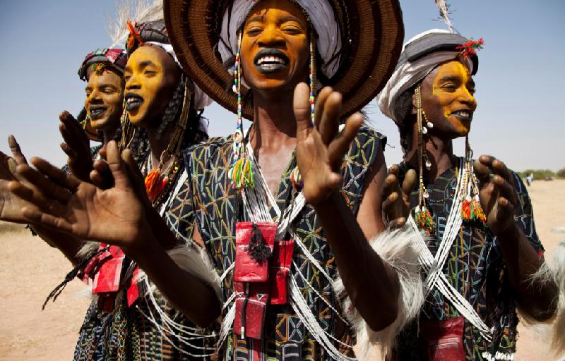 Mỗi năm một lần, khi mùa mưa kết thúc (khoảng tháng 9), người Wodaabe lại tập trung tại thị trấn In-Gall, cách thành phố Agadez khoảng 70 km để tham dự Cure Salée, một lễ hội truyền thống được tổ chức hàng năm cùng với các bộ lạc du mục khác trước khi di cư xuống phía nam khi mùa khô sắp đến. Ảnh: 