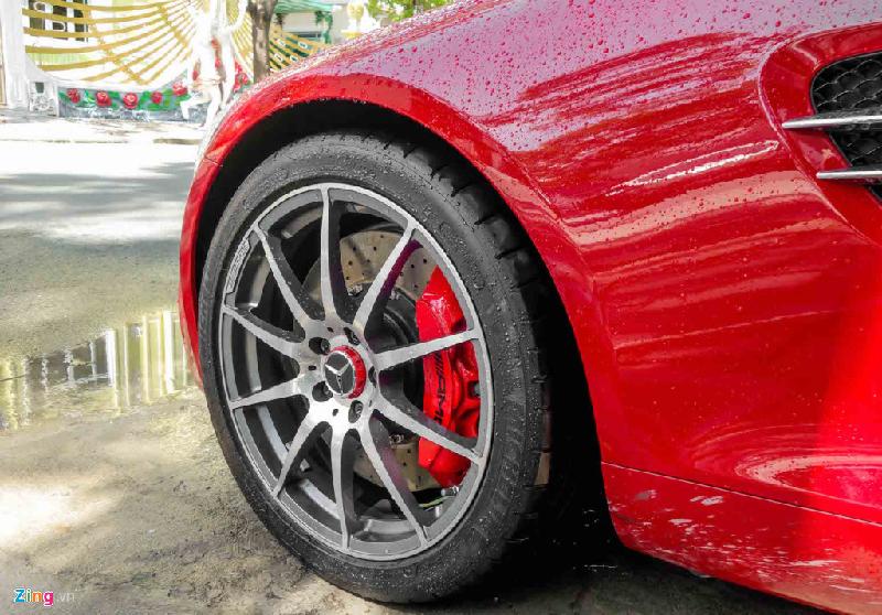 Xe sử dụng lốp hiệu suất cao của Michelin, đường kính 19 inch phía trước và 20 inch phía sau. Bên trong là kẹp phanh hiệu suất cao của AMG được sơn màu đỏ, cùng màu với ngoại thất.