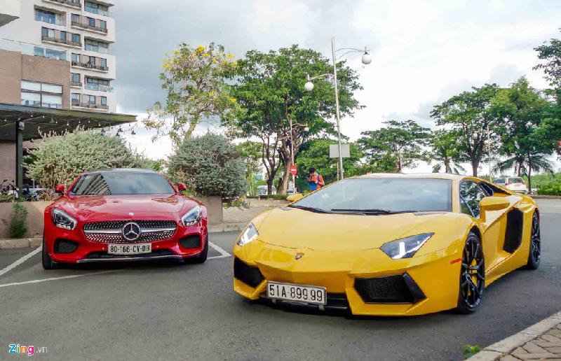 Đưng cạnh Mercedes GT là chiếc Lamborghini Aventador đầu tiên tại Việt Nam. Nếu so sánh kích thước, GT ngắn và nhỏ hơn so với Aventador. 