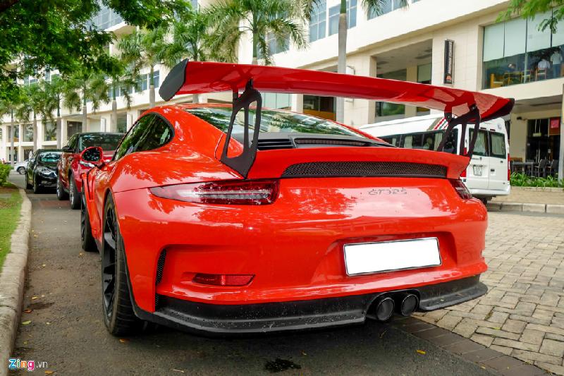 Nếu đóng đầy đủ các loại thuế tại Việt Nam, giá xe vào khoảng 11 tỷ đồng. Porsche 911 GT3 RS được giới thiệu tại triển lãm ôtô quốc tế Geneva 2015. Đây là chiếc xe vừa sử dụng được trên đường công cộng, nhưng cũng phù hợp với đường đua.