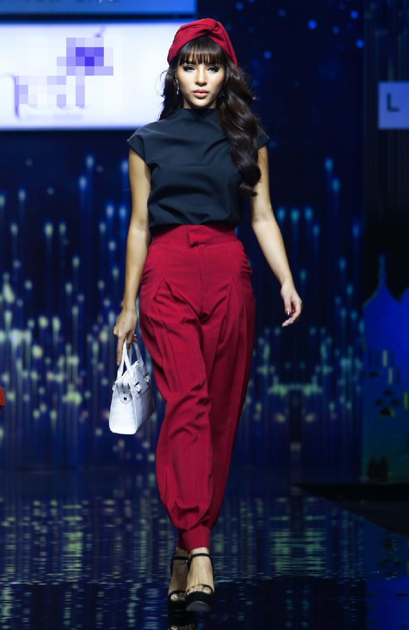 Người mẫu Khả Trang trở lại sàn diễn sau một thời gian vắng bóng. Cô thể hiện thiết kế quần phong cách alibaba kết hợp áo kín cổ lịch thiệp.