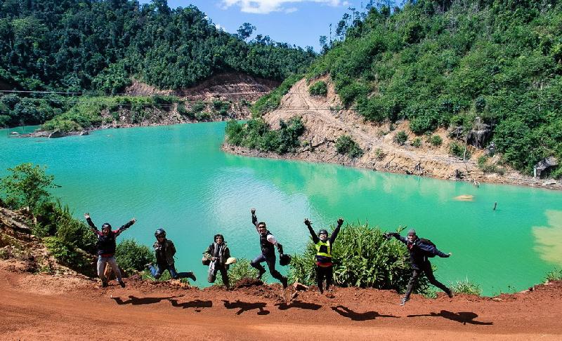 Một thánh địa “đẹp như mơ” có hồ nước xanh trong nằm cách TP. Bảo Lộc (Lâm Đồng) 18 km hướng về xã Đambri đang được giới trẻ chia sẻ nhiệt tình và gọi là “tuyệt tình cốc, một chốn thâm sơn cùng cốc với cảnh sắc mê hồn.