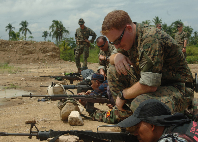 Đặc nhiệm Thủy quân lục chiến Mỹ hướng dẫn cách bắn súng M16 cho đặc nhiệm Philippines trong đợt huấn luyện chung. Ảnh: 