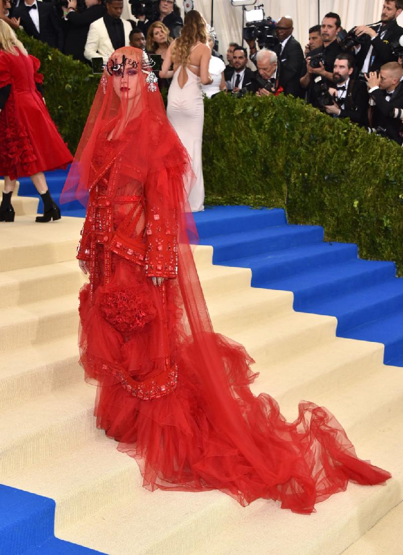 Katy Perry gây chú ý không kém Rihanna khi xuất hiện trên thảm đỏ trong trang phục của Maison Margiela. Nhiều người ví ngôi sao ca nhạc 32 tuổi như 