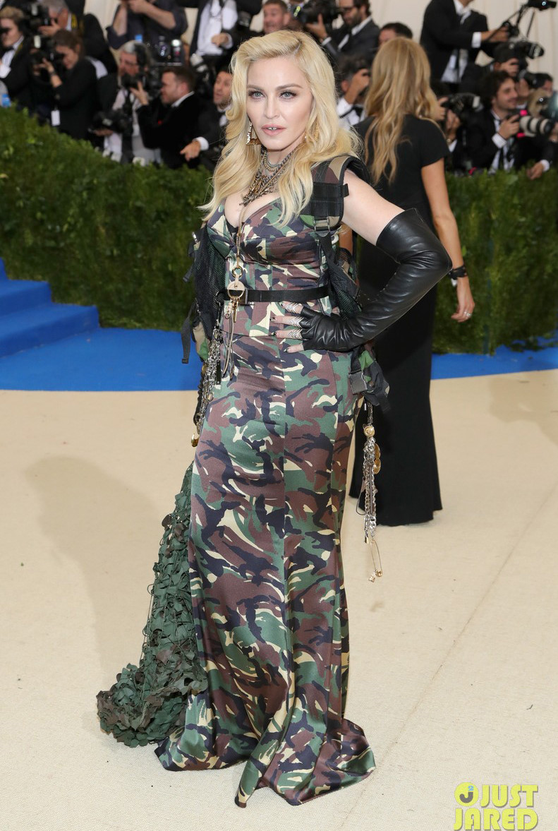 Madonna chọn bộ cánh phong cách quân đội đến từ thương hiệu Moschino. So với bộ đầm xuyên thấu tại Met Gala 2016, trang phục lần này của ngôi sao 58 tuổi được nhận xét an toàn và thận trọng hơn. 