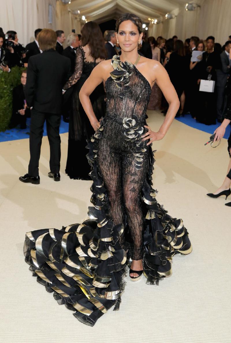 Halle Berry tự tin khoe dáng trong mẫu thiết kế kết hợp jumpsuit và chân váy của Versace. 