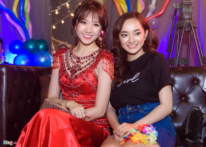Hari Won ngồi cạnh Kaity Nguyễn. Cô và nữ diễn viên trẻ dù mới tiếp xúc nhưng cũng có nhiều điểm tương đồng.