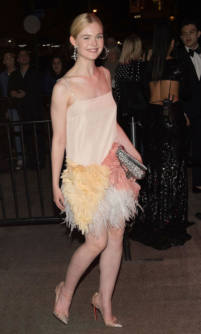 Nữ diễn viên Elle Fanning xinh xắn trong chiếc đầm hai dây đơn giản, đính lông vũ ở phần đuôi váy.               