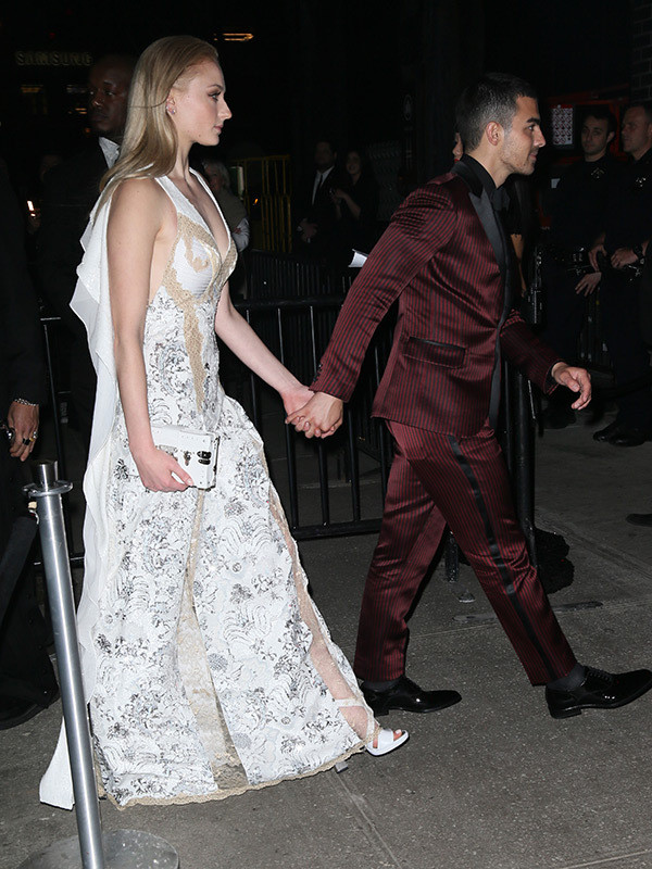 Joe Jonas dắt tay bạn gái là nữ diễn viên Sophie Turner - ngôi sao phim 