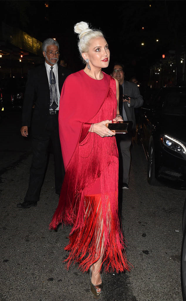 Kate Hudson trở thành một quý bà nổi bật với chiếc đầm đỏ tua rua bắt mắt. 