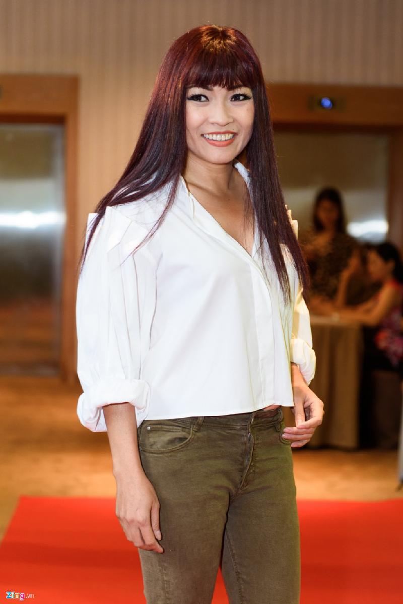 Nữ ca sĩ Phương Thanh mặc áo sơ mi trắng, quần jeans tại sự kiện. Cô được coi là khách mời không thể thiếu của 