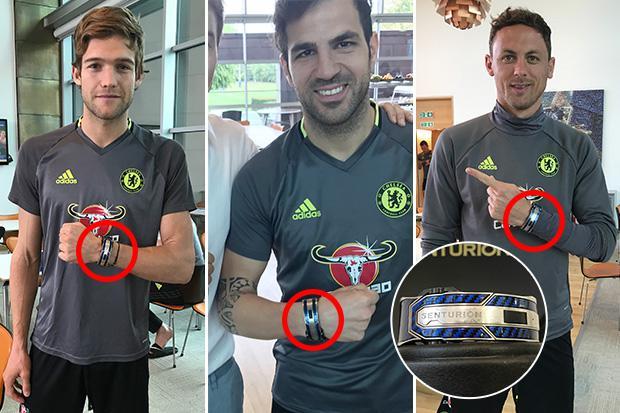 Các cầu thủ Chelsea rất hào hứng khi nhận được món quà 