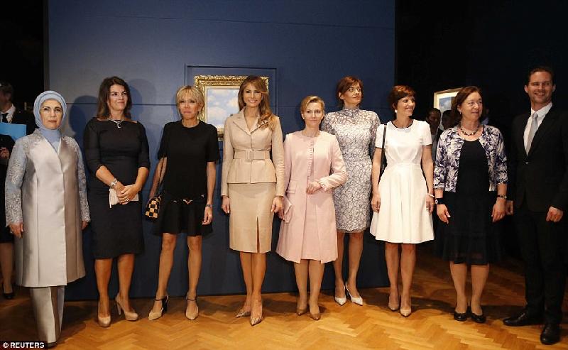 Các phu nhân lãnh đạo NATO chụp ảnh chung tại bảo tàng. (Ảnh: Reuters)