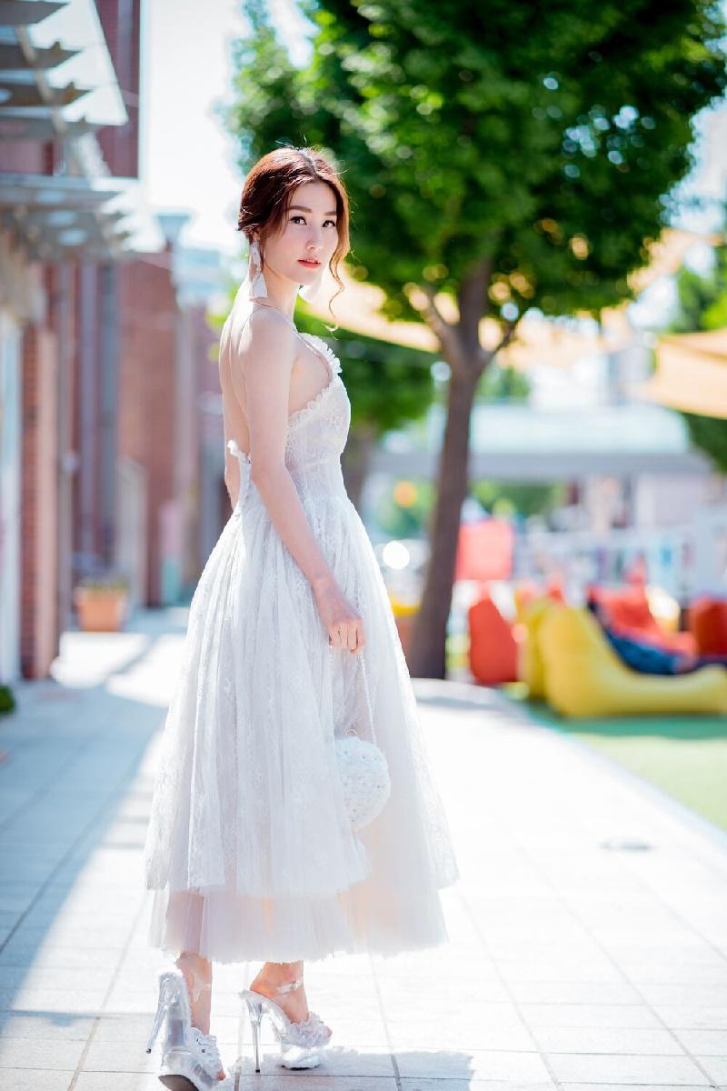 Sáng 29/5, Diễm My xuất hiện tại ngày thứ hai của liên hoan phim Diaspora Film Festival diễn ra tại Hàn Quốc. Nữ diễn viên diện đầm ren trắng khoe trọn lưng trần gợi cảm.