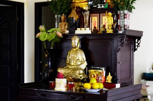 Trong nhà, Việt Trinh một góc rộng ngay giữa phòng khách là vị trí ưu tiên đặt bàn thờ Phật với rất nhiều bức tượng quý giá. Thậm chí có bức tượng được Việt Trinh thỉnh về từ Myanmar, Ấn Độ hoặc Thái Lan...(Ảnh:Zing)