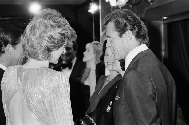 Công nương Diana nói chuyện với Roger Moore trong buổi chiếu ra mắt của bộ phim 007 James Bond, phim A View To A Kill (Ảnh: Daily Mirror)