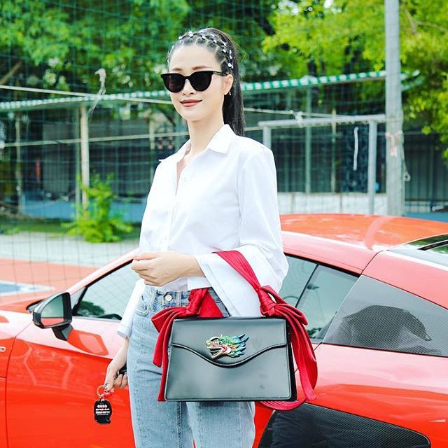 Bạn gái Ông Cao Thắng mang túi khoe túi Gucci kết hợp cùng trang phục sơ-mi trắng, quần jeans đơn giản.