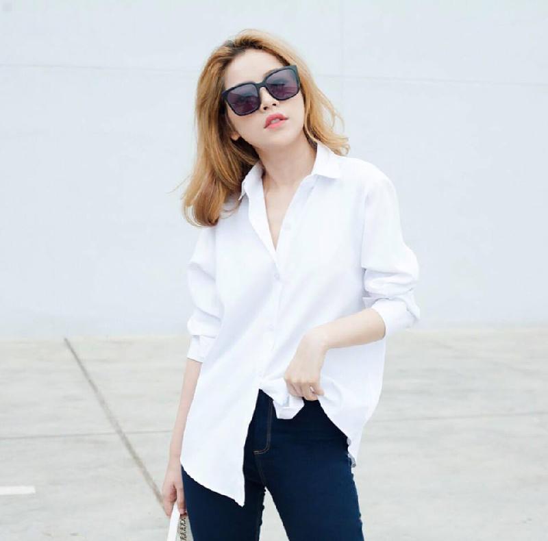 Chi Pu giản dị diện áo sơ mi trắng mix quần jean tối màu không kém phần hấp dẫn.