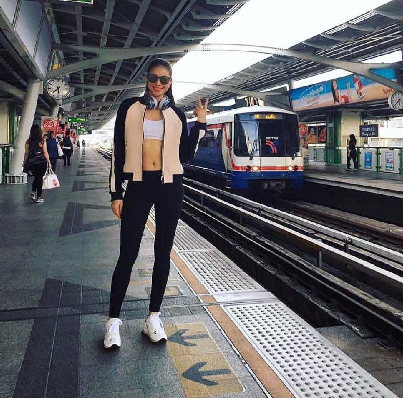 Hoa hậu khoe loạt streetstyle ấn tượng với set đồ thể thao khoe eo thon cùng giầy sneaker tại Bangkok.