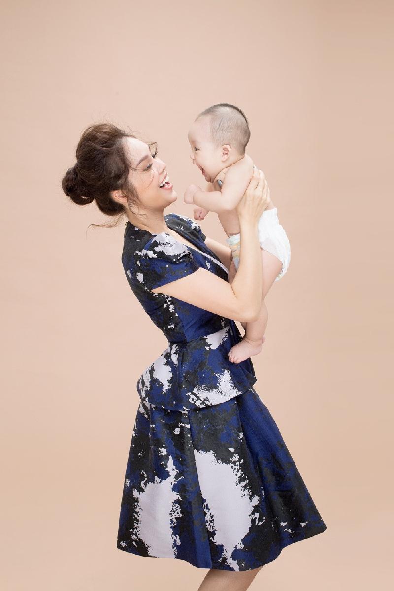 Dương Cẩm Lynh sinh con trai với nhà sản xuất phim Mặt nạ máu vào tháng 10/2016. Sau thời gian chăm sóc bé và gia đình, nữ diễn viên bắt đầu quay lại với nghệ thuật.