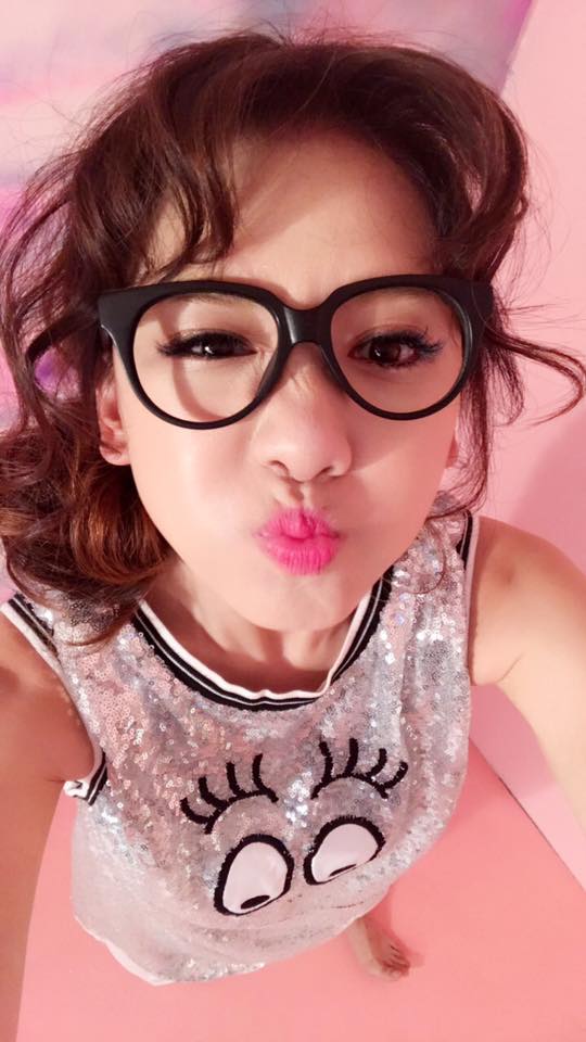 Hari Won tinh nghịch chu môi phùng má selfie