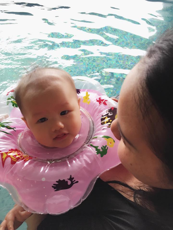 Phan Như Thảo đưa con gái đi bơi: 