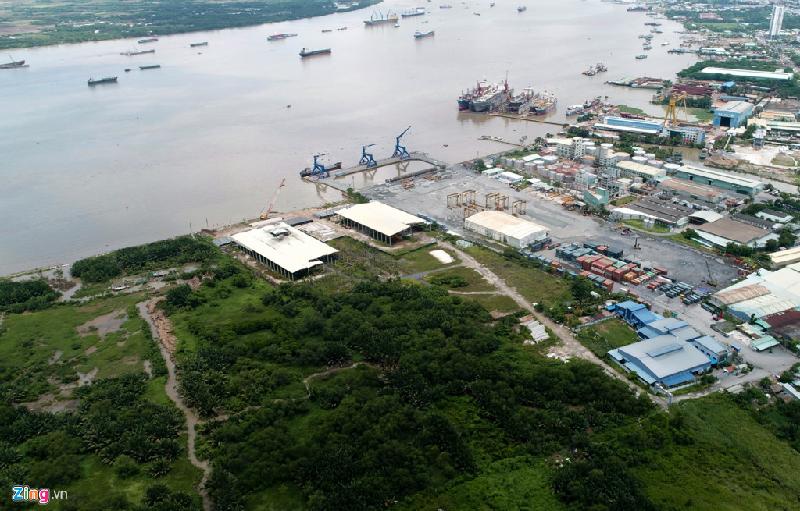 Khu vực cảng tàu khách quốc tế của dự án tại vị trí cảng thương mại đang hoạt động. Sau khi hoàn thành, cảng tàu khách quốc tế 200.000 GRT (dung tải đăng ký) này sẽ là cảng tàu khách lớn nhất Việt Nam. Hiện tại khu vực này cũng chỉ là những mái nhà bằng tôn khá lớn để vật liệu xây dựng.