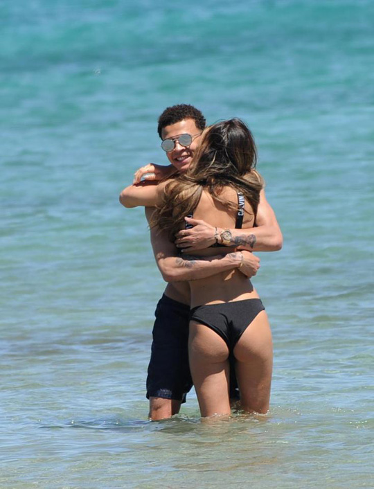 Sao trẻ người Anh ôm ấp cô bồ Ruby Mae trên bờ bãi biển