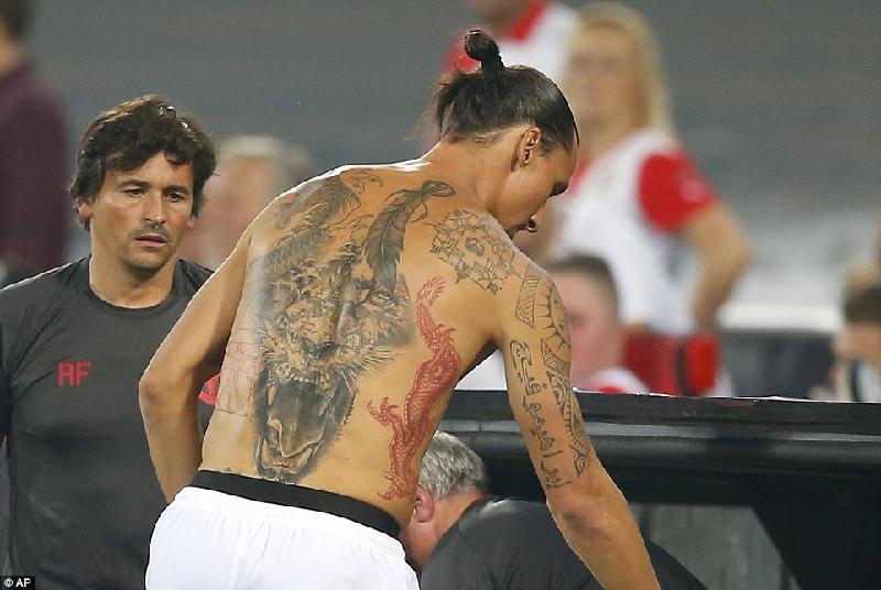 Ngay sau khi quyết định gia nhập Man Utd trong kỳ chuyển nhượng hè 2016, Ibrahimovic cũng có cho mình hình xăm "chúa sơn lâm" trên lưng.