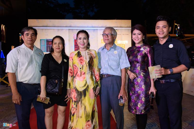 Ông xã, vợ chồng con trai Huy Luân đến chúc mừng nghệ sĩ Kim Xuân. Gia đình Kim Xuân được đánh giá là một trong những gia đình hạnh phúc nhất của showbiz Việt.