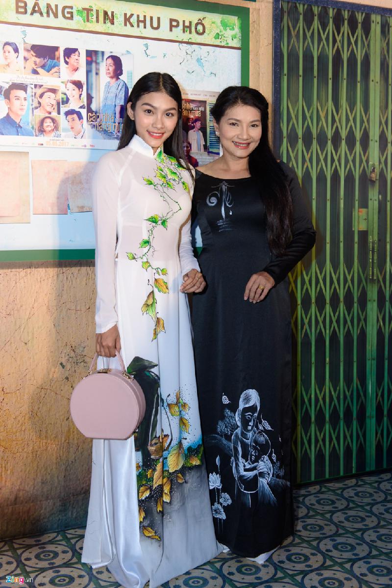 Diễn viên Kiều Trinh và con gái Thanh Tú diện áo dài nền nã đi sự kiện. Trong phim, Kiều Trinh tham gia một vai nhỏ, không có nhiều đất diễn.