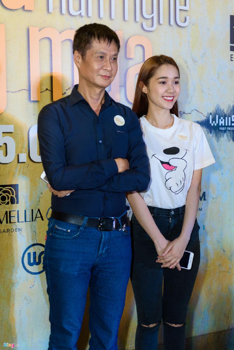 Đạo diễn Lê Hoàng luôn khiến khán giả tò mò vì mỗi lần dự sự kiện luôn có một cô gái trẻ đi cùng.