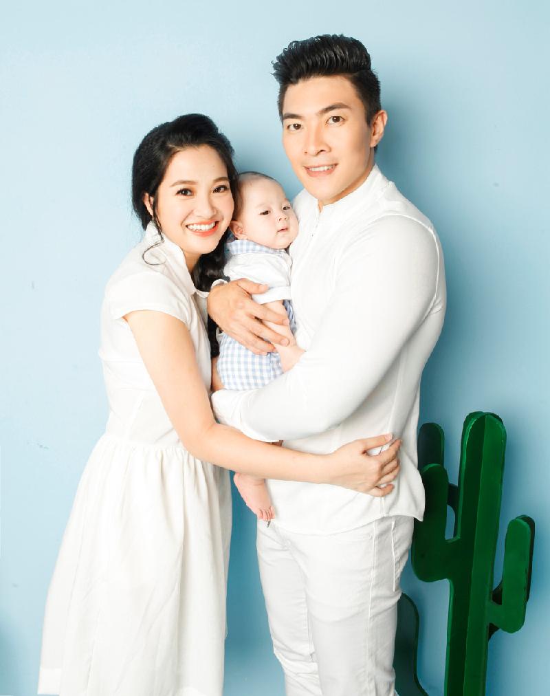 Nhân dịp con trai tròn 5 tháng, MC Hồng Phượng cùng ''hoàng tử xiếc'' Quốc Cơ thực hiện bộ ảnh kỷ niệm. Cặp đôi kết hôn vào tháng 2/2016 sau một năm hẹn hò. 