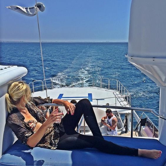 ... Hoặc đơn giản là thư giãn dưới nắng giữa biển xanh mênh mông, trên du thuyền của riêng mình.