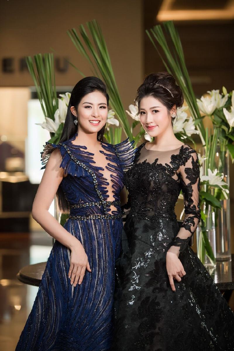 Hoa hậu Ngọc Hân và Tú Anh hội ngộ tại bữa tiệc. Cả hai cùng chọn đầm tối màu nhưng nổi bật nhờ đường nét, chi tiết cầu kỳ.