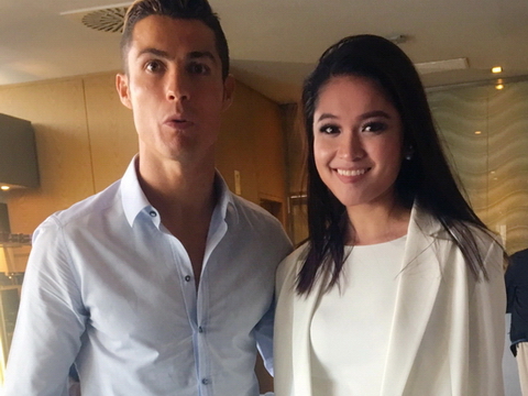 Cristiano Ronaldo ôm eo chụp ảnh cùng Á hậu Thuỳ Dung tại Châu Âu