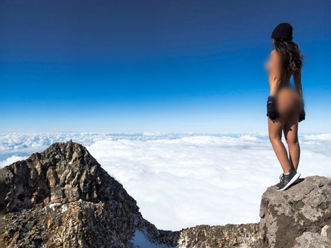 Thiếu nữ gây phẫn nộ khi khỏa thân trên đỉnh núi thiêng