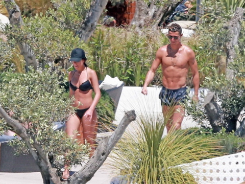 Ronaldo và bạn gái nóng bỏng trong kỳ nghỉ ngắn ngày